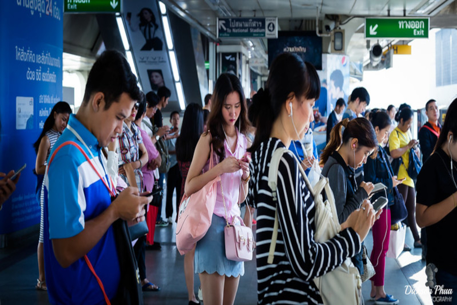 Glued to the smartphone - Dickson Phua, Flickr